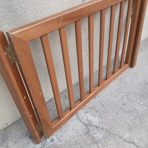 Portón de Madera para Escalera Infantil con Tranca de Bronce - imagen 3