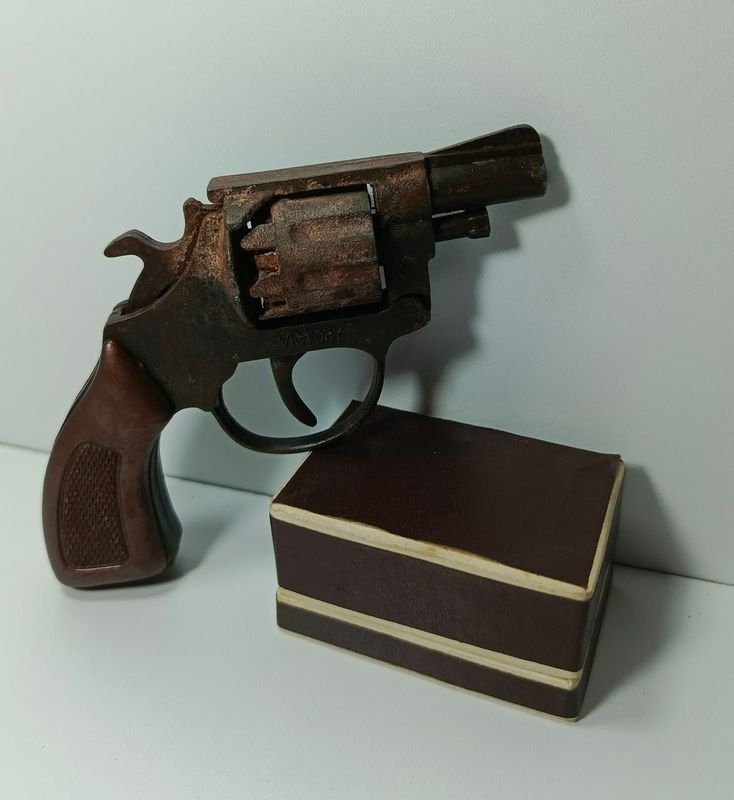 Antiguo juguete revolver de hierro y plástico duro - imagen 3