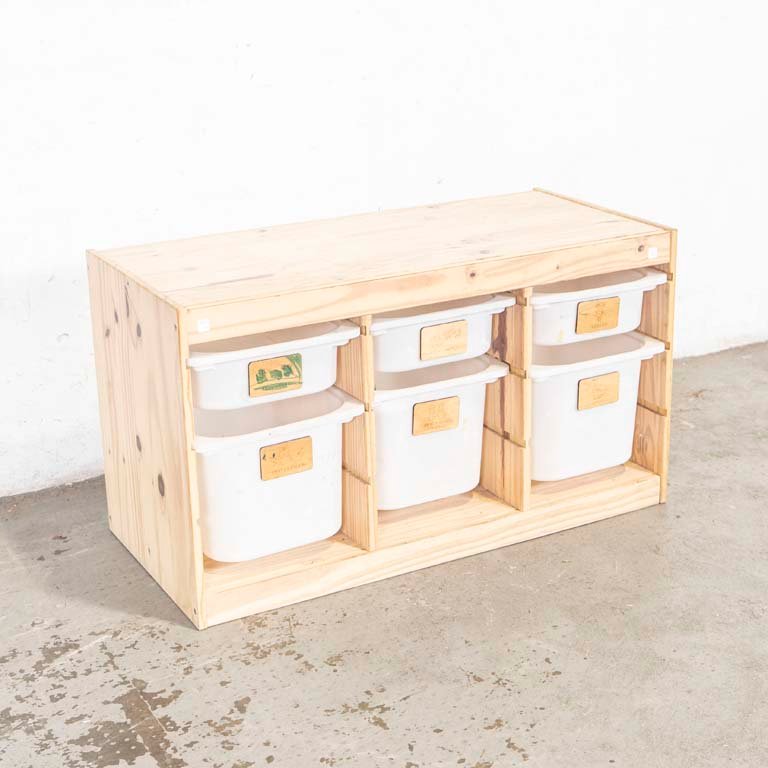 Lote siguiente: Estante con organizadores de PVC y estructura de madera