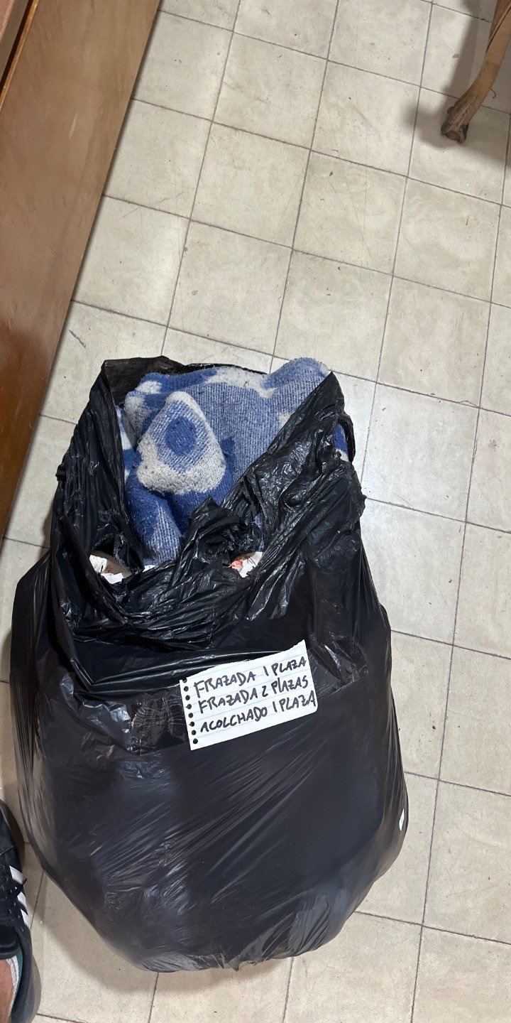 Lote siguiente: Frazadas y acolchado en mal estado