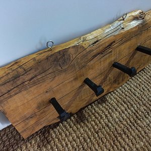 Perchero Rústico de Madera con Ganchos de Hierro - imagen 2