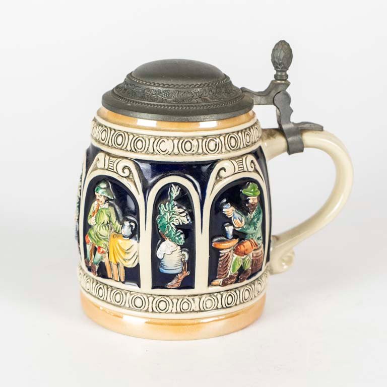 Jarra de cerveza alemana con escenas en relieve y tapa de peltre - imagen 2