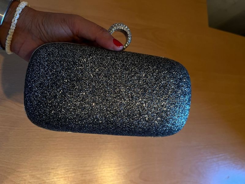 Lote siguiente: Cartera clutch rígida brillante negra