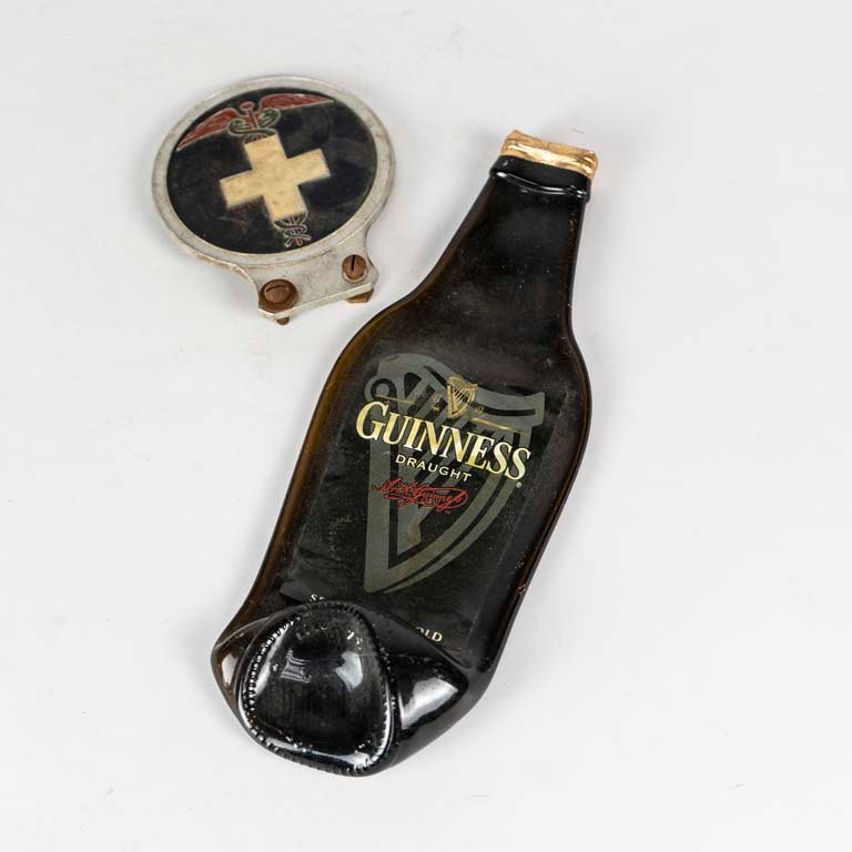 Insignia médica de aluminio y botella de cerveza Guinness - imagen 2