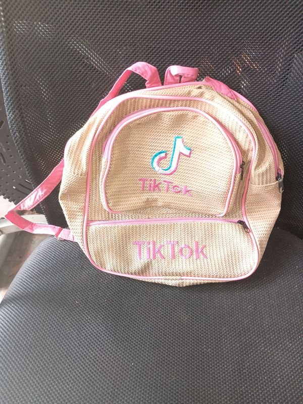 Mochila para niños con correa rosa y tela marrón