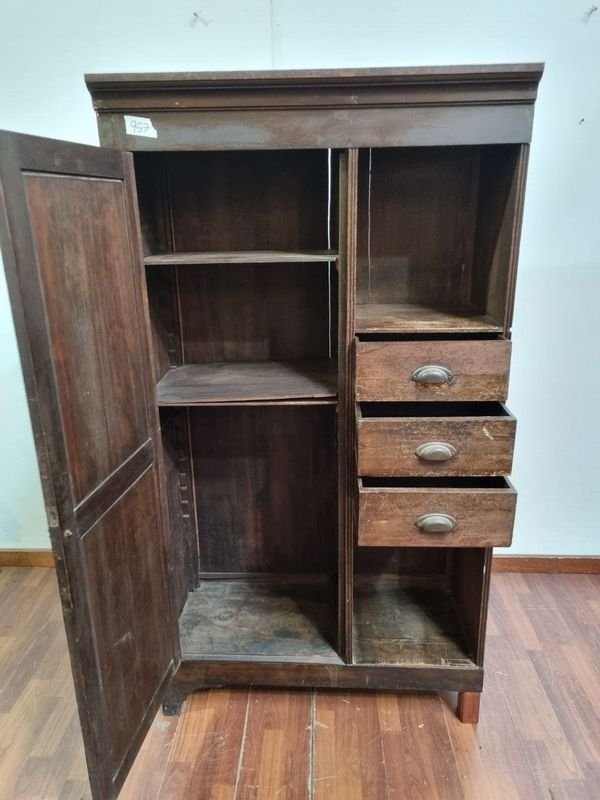 L 957 - 1 Pieza - Antiguo ropero en madera de buen porte, con una puerta lateral, tres cajones y estantes para organizar (Medidas 94x40x173cm) - imagen 1