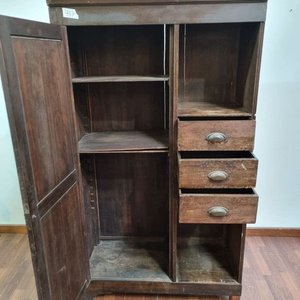 Lote siguiente: L 957 - 1 Pieza - Antiguo ropero en madera de buen porte, con una puerta lateral, tres cajones y estantes para organizar (Medidas 94x40x173cm)