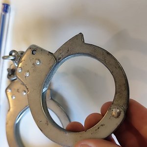 Par de Esposas Metálicas Antiguas con Llave Funcional - imagen 3