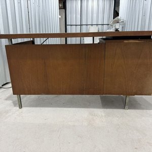 Escritorio de Madera Oscura con Cajonera Metálica y Tiradores - imagen 3
