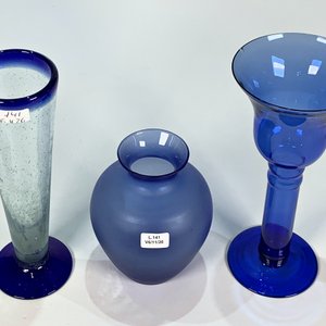 Lote de 3 Floreros de Vidrio Azul de Distintos Diseños y Tamaños - imagen 3