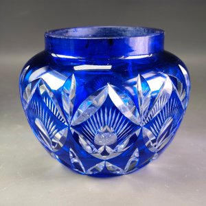 Lote siguiente: Florero de Cristal Azul Tallado con Diseños Hialinos