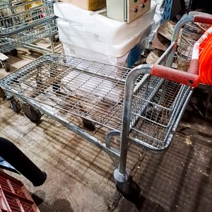 Lote siguiente: Carro tipo aeropuerto metálico con canasto