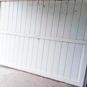 Portón Blanco de Madera con Dos Hojas Corredizas - imagen 3