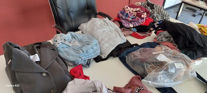 Gran lote de ropa variada - imagen 3