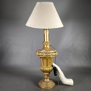 Lámpara de mesa antigua de madera tallada, dorada, con pantalla y detalles de época - imagen 4