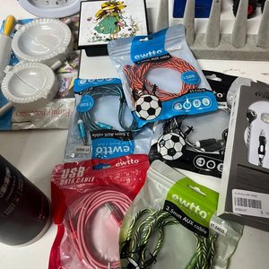 Lote Variado: 3 Termos de Acero Inoxidable, Cargador, Auriculares y Más - imagen 3