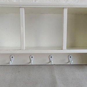 Lote anterior: Repisa Blanca de Madera con Ganchos para Colgar