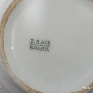 Lote de Porcelana Variada: Teteras, Azucarero, Jarrita, Fuente y Tazas con Platos - imagen 8