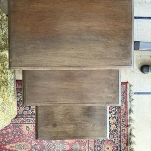 Juego de 3 mesas nido de madera con patas torneadas - imagen 7