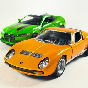 Dos Autos a Escala: Naranja Clásico y Verde Deportivo - imagen 2