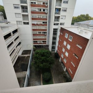 Edificio de apartamentos con patio interior y árboles - imagen 2