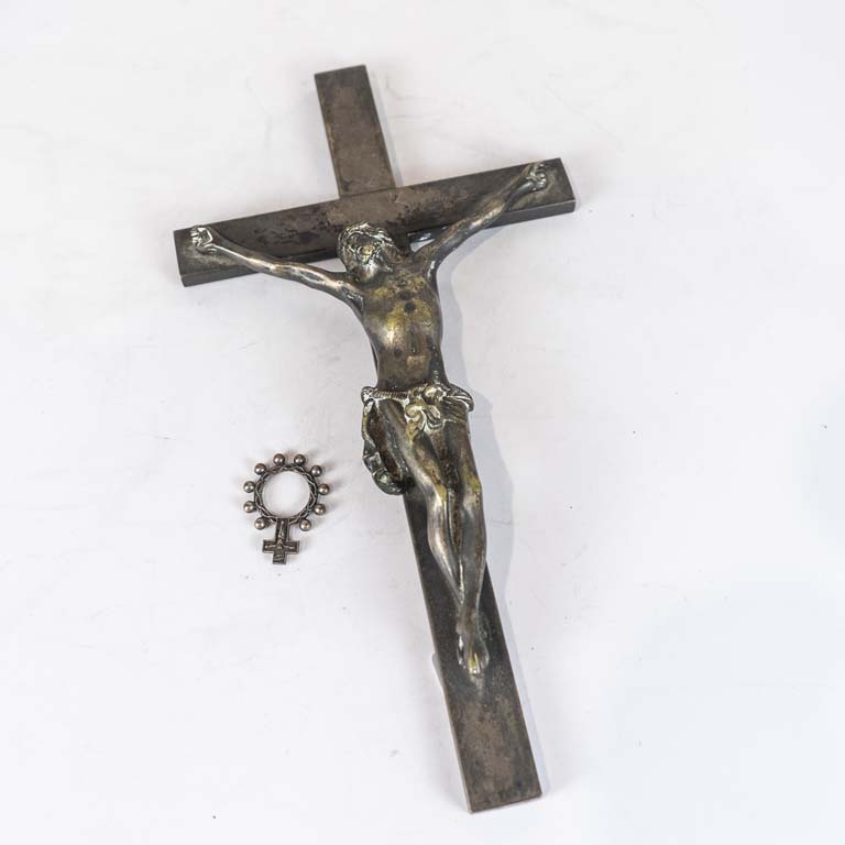 Lote siguiente: 2 Piezas religiosas: crucifijo de bronce y otro de metal  - Medidas: 32x17 y 4cm 