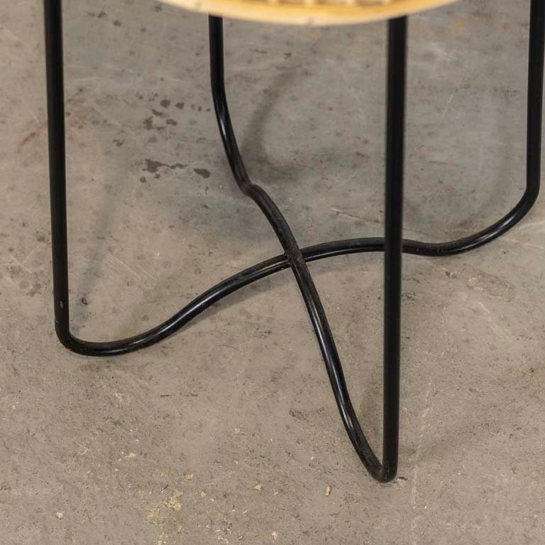 Mesa de sala circular con tapa de madera y barandilla - imagen 3