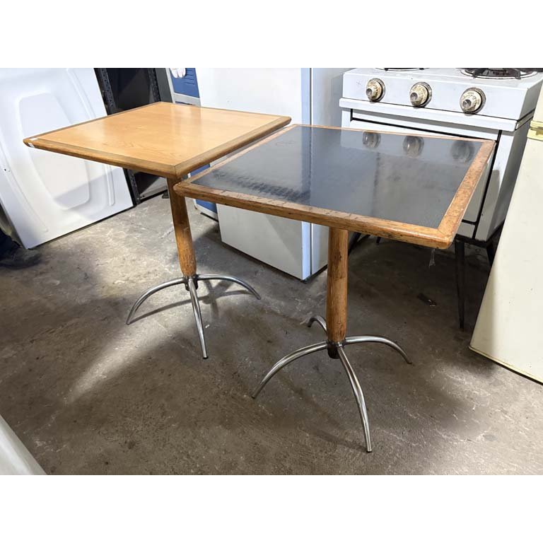 Lote siguiente: Muebles de madera con patas de hierro