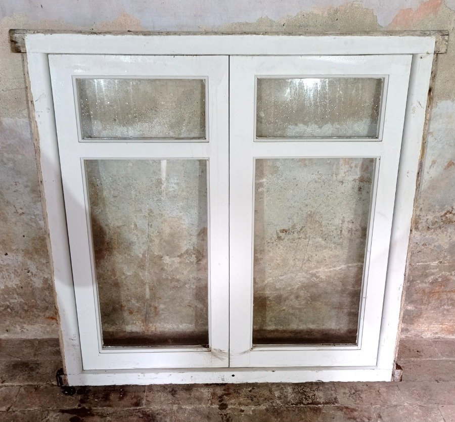 Ventana de madera con dos hojas batientes y marco en cedro - imagen 5