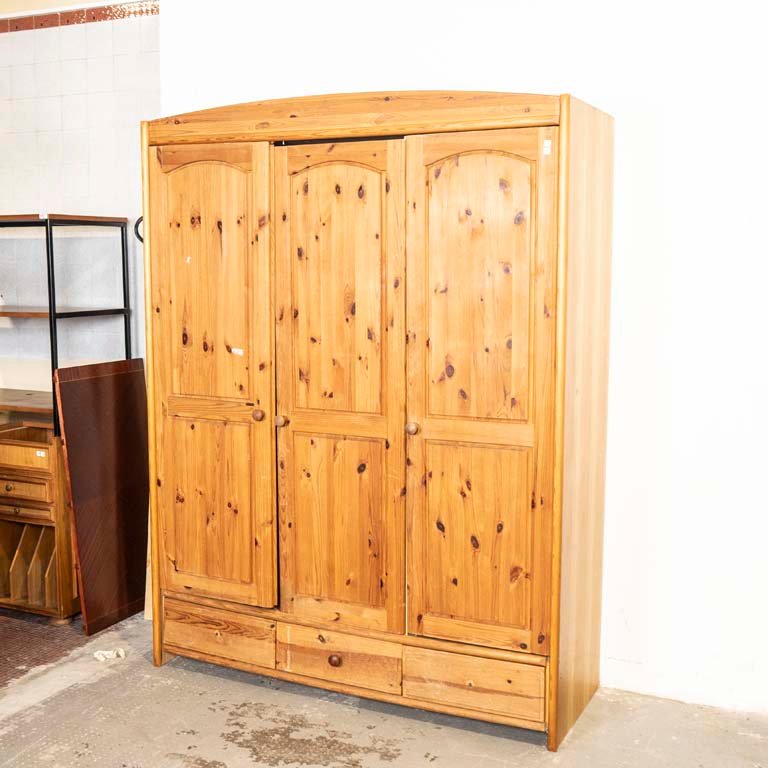 Lote siguiente: Ropero de pinotea en madera, con tres puertas y tres cajones