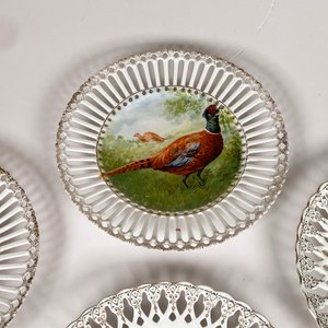 Ocho Platos de Porcelana con Bordes Calados y Decoración de Frutas y Aves - imagen 5