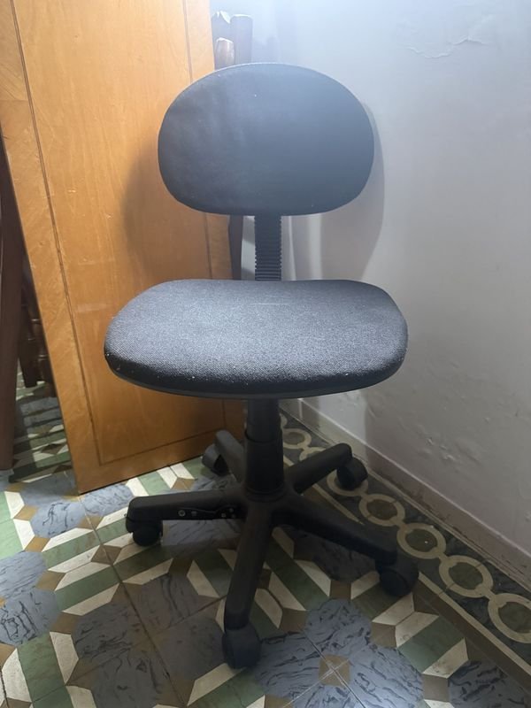Silla de Oficina Giratoria Tapizada Negra con Base de Ruedas - imagen 1