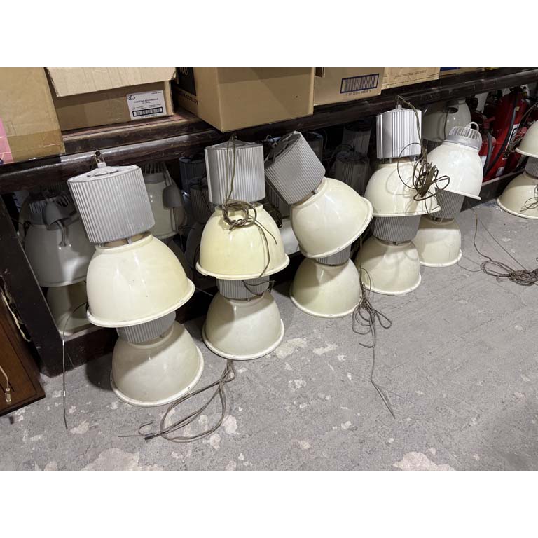 Lote siguiente: Lámparas de teatro de alta calidad a la venta