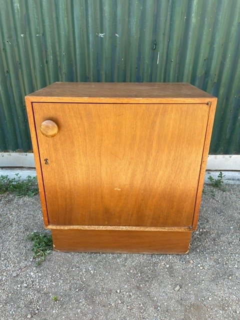 Lote anterior: Mesa de luz grande en madera