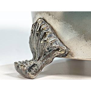 Hielera Vintage de Metal con Patas de Garra y Decoración de Uvas - imagen 3