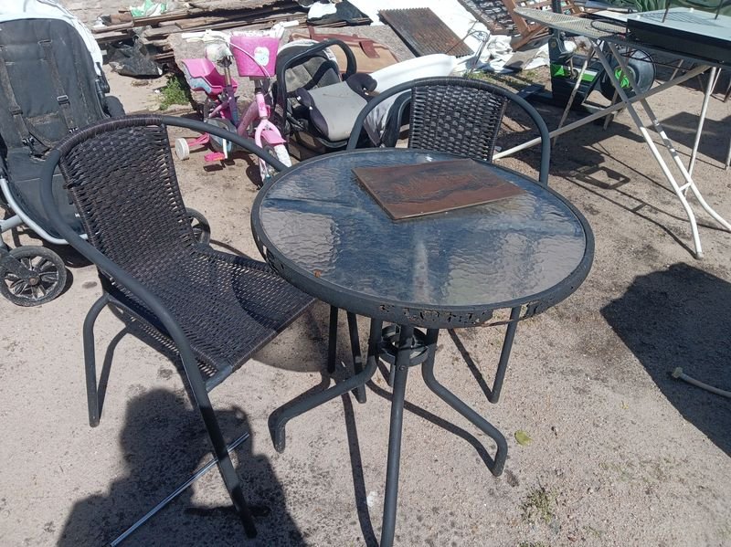 Juego de Patio: Mesa Redonda con Vidrio y 2 Sillas de Mimbre Sintético