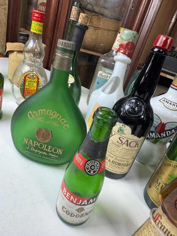Colección de botellas vacías de diferentes épocas - imagen 5
