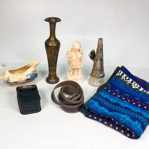 Lote Variado: Florero Bronce, Figura Piedra, Cámara, Salsera y Cinturón - imagen 2