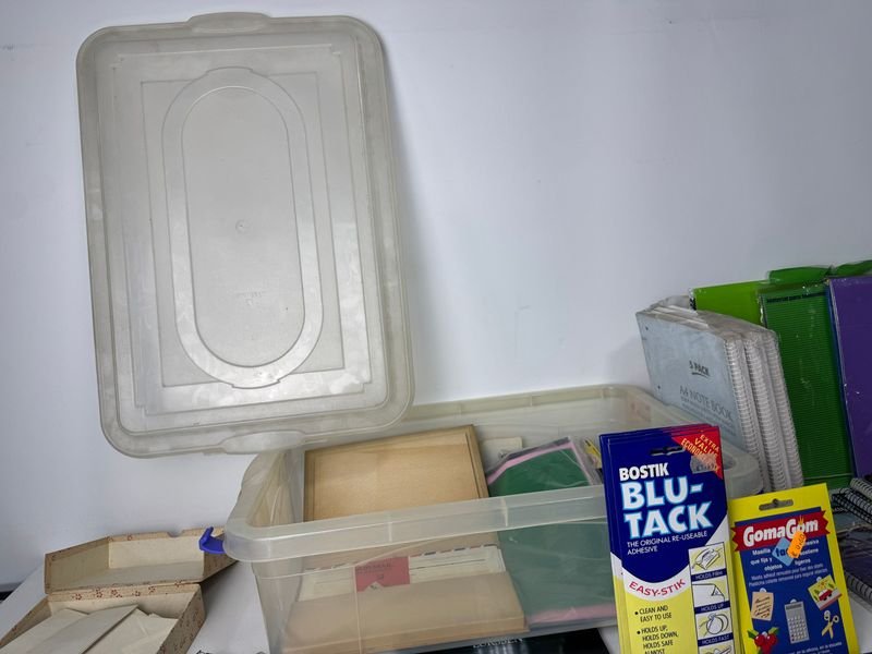 Lote de papelería y artículos escolares en excelente estado - imagen 11