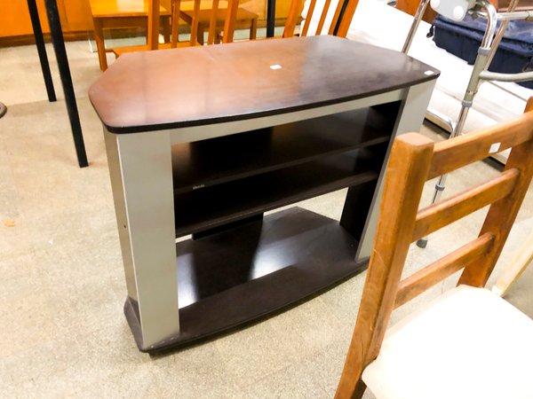Mesa de TV y Mesa de Comedor con Sillas - imagen 1