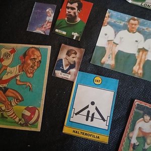 Lote de 11 Figuritas Antiguas de Fútbol y Coleccionismo - imagen 2