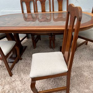 Juego de Comedor: Mesa Oval de Madera Tallada con Tapa de Vidrio y 8 Sillas - imagen 17