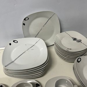 Juego de Vajilla Moderna: Platos y Tazas con Diseño Abstracto - imagen 4