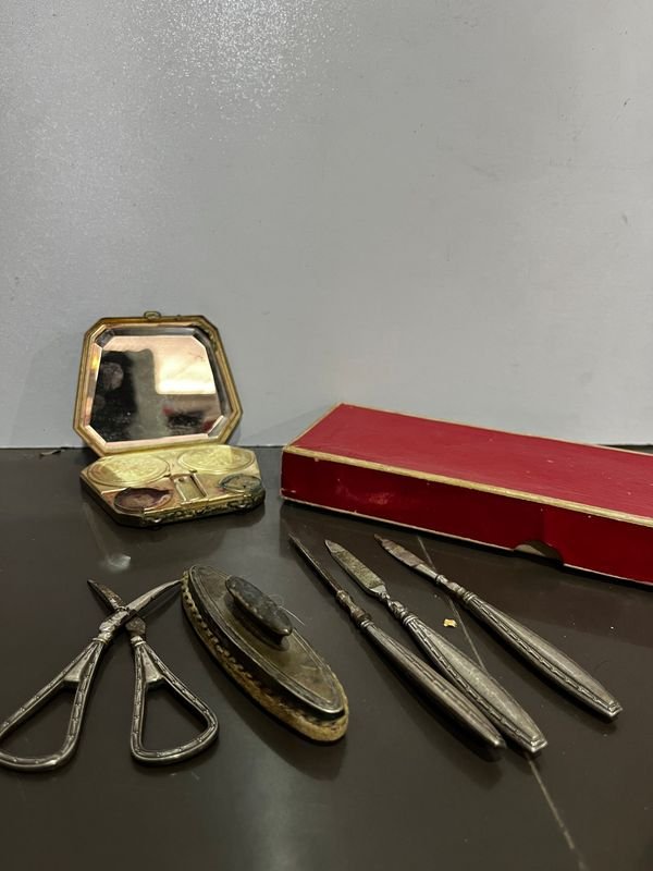 Set de manicura antiguo con herramientas de cuidado personal - imagen 1