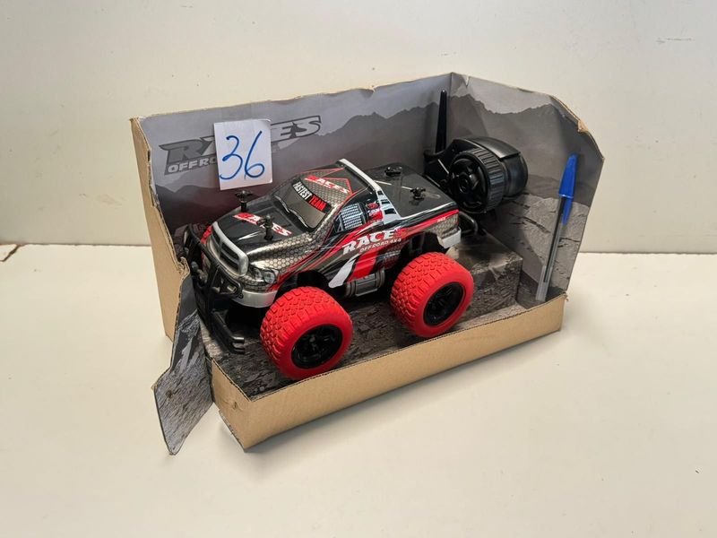 Lote siguiente: Coche RC con Control Remoto (No Funciona)