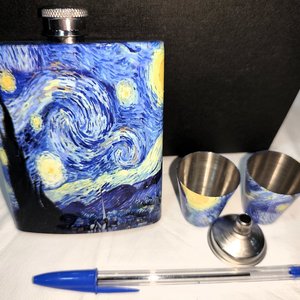 Set de Petaca y Vasos con Diseño "La Noche Estrellada" de Van Gogh - imagen 4