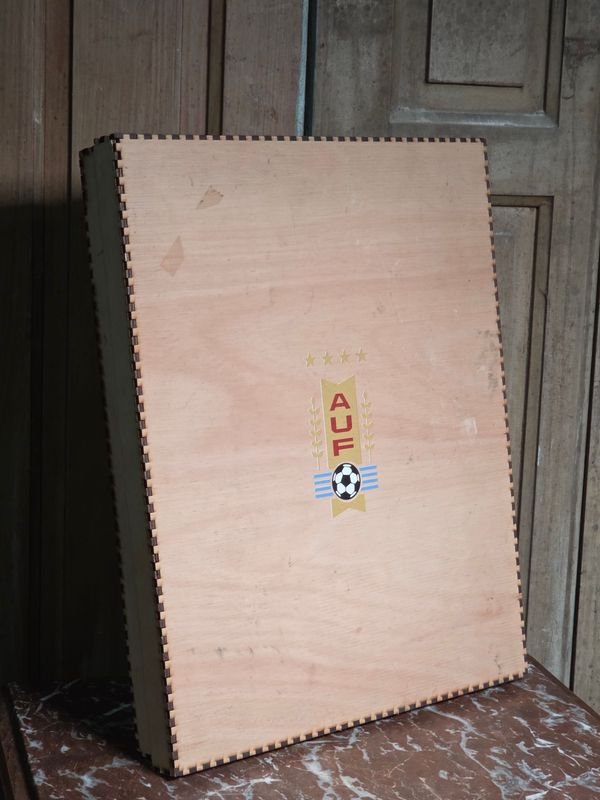 Réplica Estadio Centenario Obsequio AUF a Presidente UEFA Aleksander Ceferin en Caja Madera