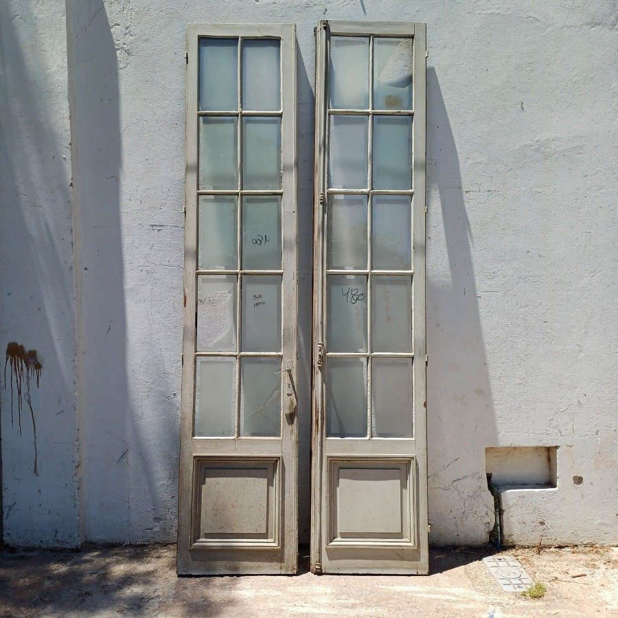 Puertas de cedro viejas con vidrios rotos - imagen 2
