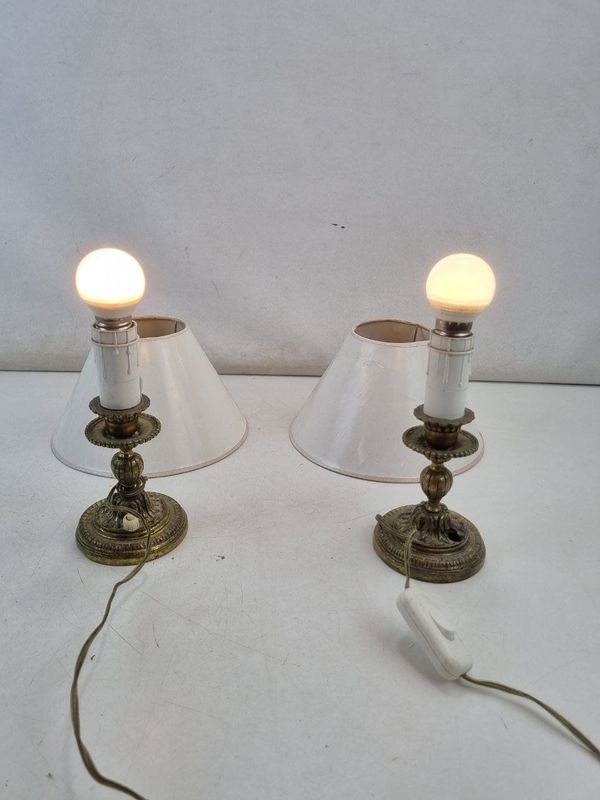 L 350 - 2 Piezas - Atractivo par de veladores antiguos estilo candelabro con bases ornamentadas y pantallas en tela clara - Funcionan - imagen 1