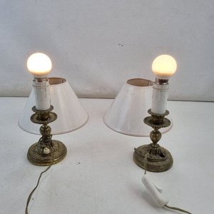 L 350 - 2 Piezas - Atractivo par de veladores antiguos estilo candelabro con bases ornamentadas y pantallas en tela clara - Funcionan - imagen 1